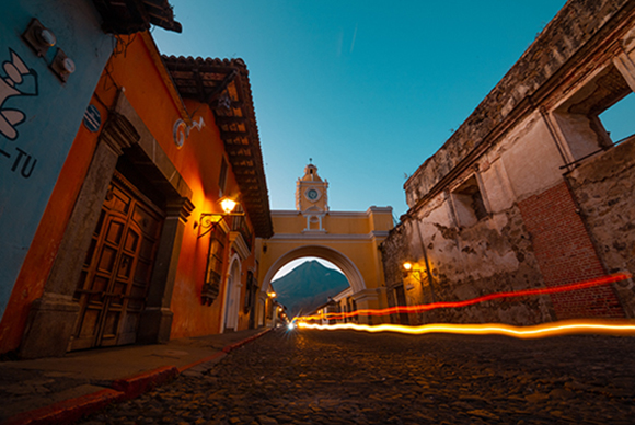 Calle del arco Antigua Guatemala por Fabriccio Díaz